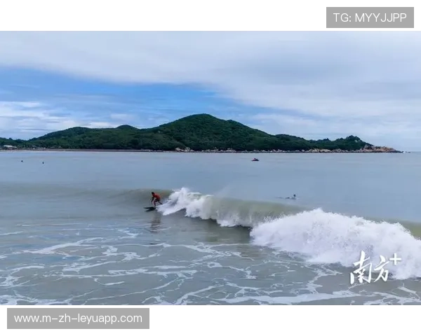 冲浪选手抓住浪峰一气呵成完成整套动作 冲浪选手抓住浪峰一气呵成完成整套动作